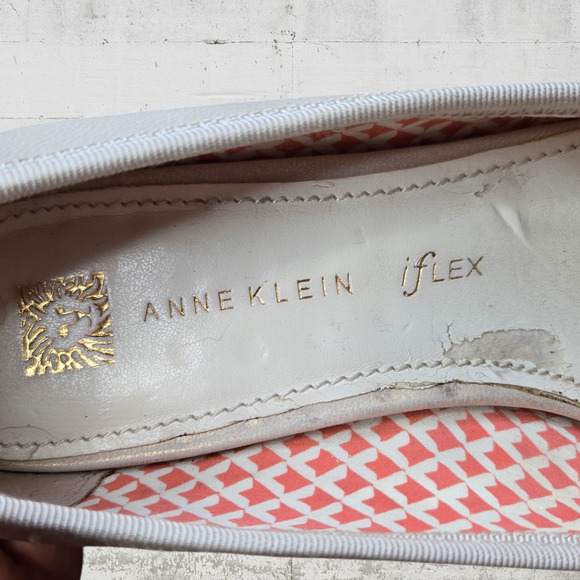 Anne Klein Cream Iridescent Luster Coquette Bow Square Toe Block Heels Size 8.5 - Picture 6 of 7